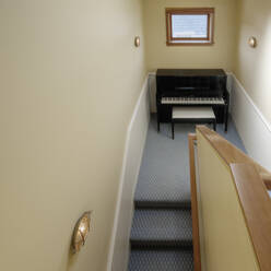 Klavier auf der Treppe im Haus - MINF11882