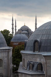 Kuppeln und Türme der Blauen Moschee, Istanbul, Türkei - MINF11887