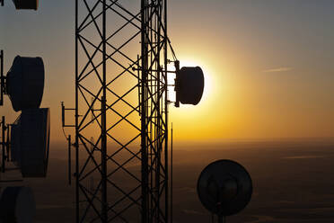 Silhouette eines Fernmeldeturms gegen den Himmel bei Sonnenuntergang - MINF11894