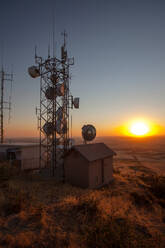 Satellitenturm gegen Sonnenuntergang Himmel - MINF11898