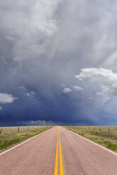 Gewitterwolken über offener Straße, Rush, Colorado, Vereinigte Staaten - MINF11936