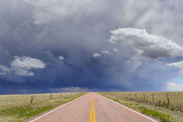 Gewitterwolken über offener Straße, Rush, Colorado, Vereinigte Staaten - MINF11937