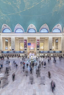 Unscharfe Menschen, die vor dem Grand Central Terminal gehen, New York City, New York, Vereinigte Staaten, - MINF11942