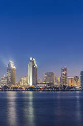 Skyline der Stadt bei Nacht beleuchtet, San Diego, Kalifornien, Vereinigte Staaten - MINF11977