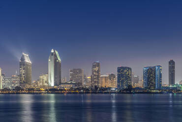 Skyline der Stadt bei Nacht beleuchtet, San Diego, Kalifornien, Vereinigte Staaten - MINF11978