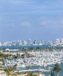 Skyline der Stadt mit Blick auf den Hafen, San Diego, Kalifornien, Vereinigte Staaten - MINF11979