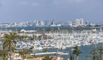 Skyline der Stadt mit Blick auf den Hafen, San Diego, Kalifornien, Vereinigte Staaten - MINF11980