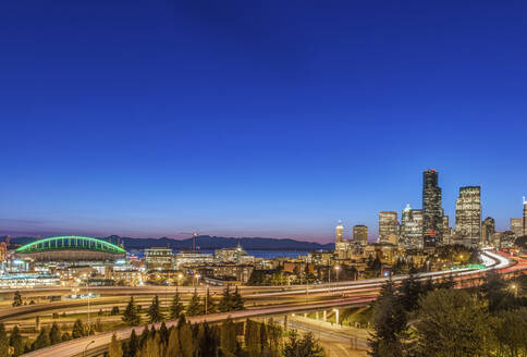 Skyline der Stadt bei Nacht beleuchtet, Seattle, Washington, Vereinigte Staaten - MINF11985