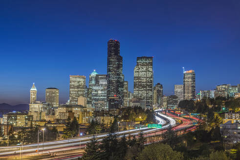 Skyline der Stadt bei Nacht beleuchtet, Seattle, Washington, Vereinigte Staaten - MINF11987