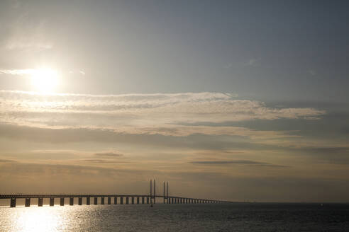 Sonne am Himmel über der Öresundbrücke, Malmö, Schweden - MINF11990