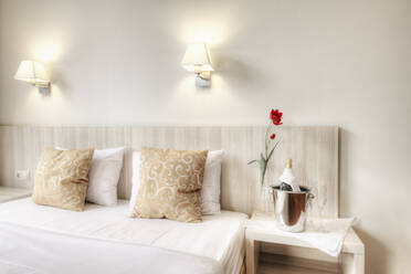 Champagner und Gläser am Bett im Hotelzimmer - MINF11995