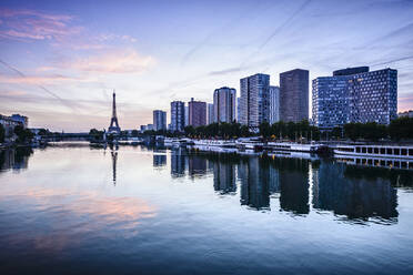 Eiffelturm und Seine, Paris, Frankreich - MINF12023