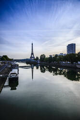 Eiffelturm und Seine, Paris, Frankreich - MINF12024