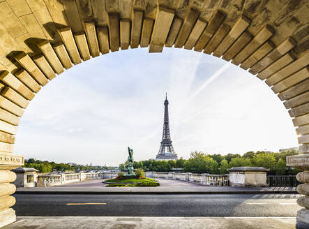 Eiffelturm vom Bogen aus, Paris, Frankreich - MINF12026