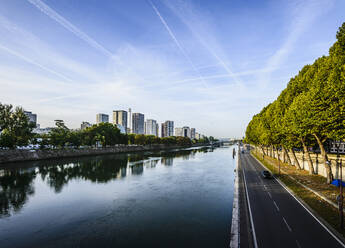 Pariser Stadtsilhouette entlang der Seine, Paris, Frankreich - MINF12027