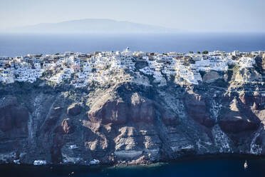 Luftaufnahme der Stadt an der felsigen Küste, Oia, Egeo, Griechenland - MINF12032
