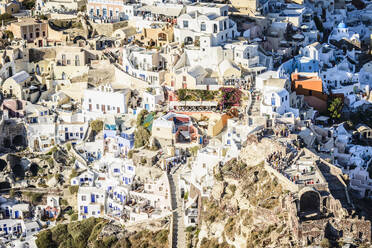 Luftaufnahme der Stadt am Berghang, Oia, Egeo, Griechenland - MINF12034