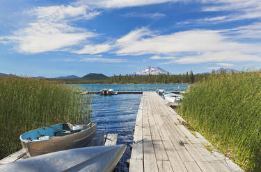 Boot am Pier vertäut, Davis Lake, Bend, Oregon, Vereinigte Staaten - MINF12055