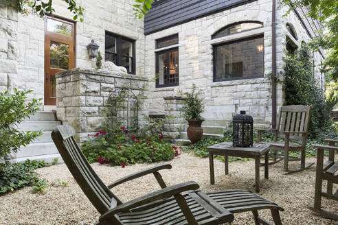 Table and chairs in backyard - MINF12084