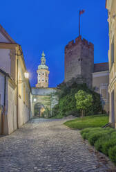 Beleuchtete Gasse und Turm, Mikulov, Südmähren, Tschechische Republik - MINF12114