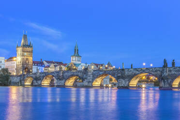 Karlsbrücke und beleuchtete Stadt in der Abenddämmerung, Prag, Tschechische Republik - MINF12123