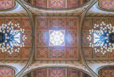 Verschnörkelte Decke der Synagoge in der Dohany-Straße, Budapest, Ungarn - MINF12128