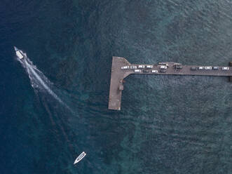 Luftaufnahme von Autos am Pier, Insel Nusa Penida, Bali, Indonesien - KNTF02799