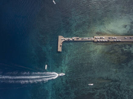 Luftaufnahme von Autos am Pier, Insel Nusa Penida, Bali, Indonesien - KNTF02801