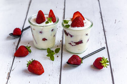 Joghurt mit frischen Erdbeeren und Minze auf Holz - SARF04303