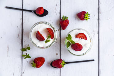 Joghurt mit frischen Erdbeeren und Minze auf Holz - SARF04305