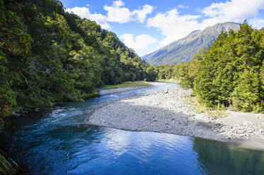 Schöner Haast-Fluss, Haast Pass, Südinsel, Neuseeland - RUNF02622