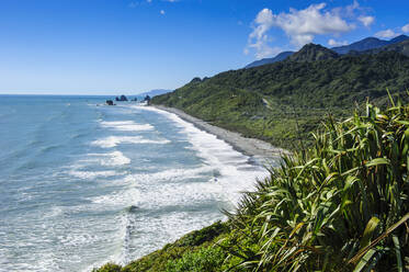 Langer felsiger Strand entlang der Straße zwischen Greymouth und Westport, Südinsel, Neuseeland - RUNF02636