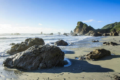 Felsbrocken an einem Strand an der wilden Westküste der Südinsel zwischen Greymouth und Westport, Südinsel, Neuseeland - RUNF02643