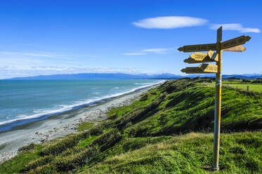 Wegweiser an der Te Waewae Bay, entlang der Straße von Invergargill nach Te Anau, Südinsel, Neuseeland - RUNF02652