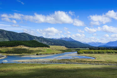 Der Fluss Waiau und die Südalpen entlang der Straße von Invergargill nach Te Anau, Südinsel, Neuseeland - RUNF02653