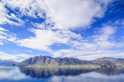 Wolkenreflexionen im Hawea-See, Haast Pass, Südinsel, Neuseeland, lizenzfreies Stockfoto