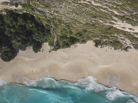 Luftaufnahme von Kelingking Beach, Insel Nusa Penida, Bali, Indonesien, lizenzfreies Stockfoto