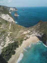 Luftaufnahme von Kelingking Beach, Insel Nusa Penida, Bali, Indonesien - KNTF02806