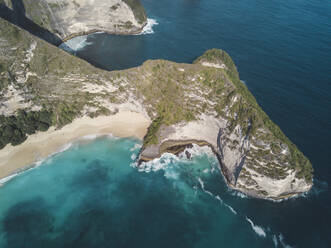 Luftaufnahme von Kelingking Beach, Insel Nusa Penida, Bali, Indonesien - KNTF02807