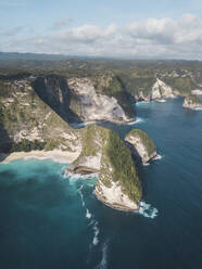 Luftaufnahme von Kelingking Beach, Insel Nusa Penida, Bali, Indonesien - KNTF02808