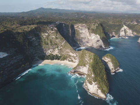 Luftaufnahme von Kelingking Beach, Insel Nusa Penida, Bali, Indonesien, lizenzfreies Stockfoto