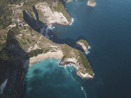 Luftaufnahme von Kelingking Beach, Insel Nusa Penida, Bali, Indonesien - KNTF02810