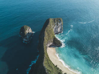 Luftaufnahme von Kelingking Beach, Insel Nusa Penida, Bali, Indonesien - KNTF02812