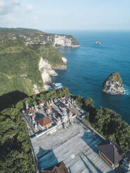 Luftaufnahme eines balinesischen Hindu-Tempels, Kelingking Beach, Insel Nusa Penida, Bali, Indonesien - KNTF02816