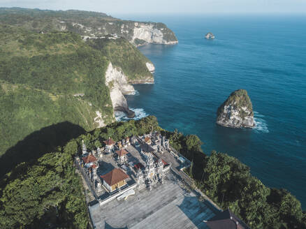 Luftaufnahme eines balinesischen Hindu-Tempels, Kelingking Beach, Insel Nusa Penida, Bali, Indonesien - KNTF02817