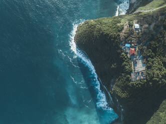 Luftaufnahme des balinesischen Hindu-Tempels, Kelingking Beach, Insel Nusa Penida, Bali, Indonesien - KNTF02820