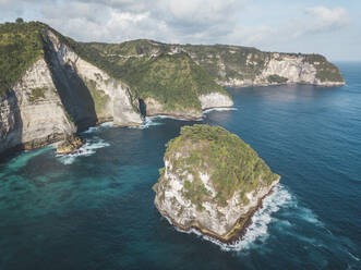 Luftaufnahme von Kelingking Beach, Insel Nusa Penida, Bali, Indonesien - KNTF02822