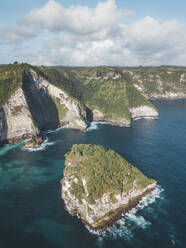 Luftaufnahme von Kelingking Beach, Insel Nusa Penida, Bali, Indonesien - KNTF02823