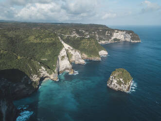 Luftaufnahme von Kelingking Beach, Insel Nusa Penida, Bali, Indonesien - KNTF02824