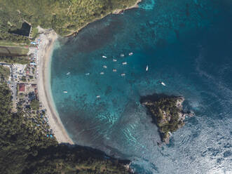 Luftaufnahme der Crystal Bay, Insel Nusa Penida, Bali, Indonesien - KNTF02829